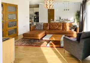 Image of Large 5 bedroom house - Central