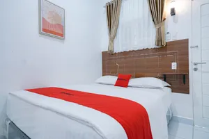 Image of RedDoorz near Pantai Pandan Sibolga