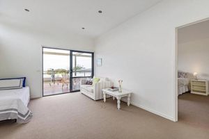 Image of Sea Haven: coastal views, family retreat