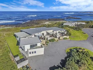 Image of Hearns Beachside Villa 1