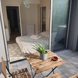 Image of Jolie suite parentale, chambre et salle d'eau, avec son coin de verdure à 5 minutes à pied du centre ville