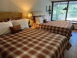 Image of Stonegate Lodge 2 Queen Beds WIFI Roku TV Salt Water Pool Room #106