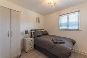 Image of Modern Fully Renovated 4 Bedroom