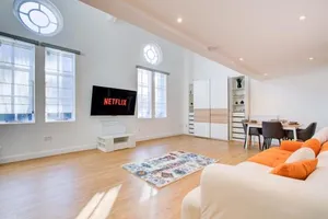 Image of Contemporary 2-Bedroom Apartment in Wanstead, London