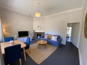 Image of Retro Apt 6 mins to Victoria Quay