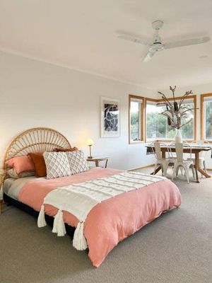 Image of Stylish, Sunlit and Close to Airport & Hobart CBD