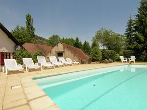 Image of Cottage on an estate with a swimming pool in the middle of the Perigord.
