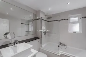 Image of Spacious 5 bed Sunninghill with driveway parking