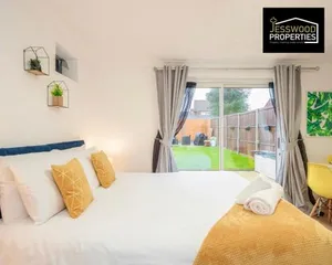 Image of Bright and Cosy Studio Apartment by Jesswood Properties Short Lets With Free Parking Near M1 & Luton Airport