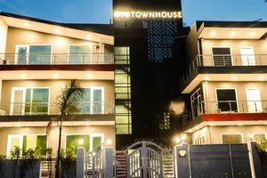 Image of Super Townhouse Galleria Market Near Golf Course Road