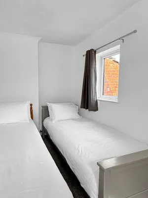 Image of NEW 3 Bed House Sleeps 8 Ideal for Groups, Families & Contractors - Garden & Driveway - Central Location - Amaya 10