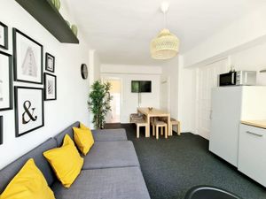 Image of Spacious Apt for 8 in great location