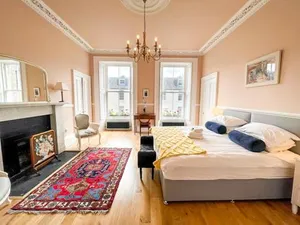 Image of Remarkable 5BR Townhouse with Garden, Sleeps 12