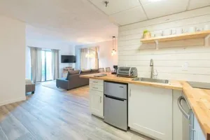 Image of Deluxe Studio w/ Lakeview - free parking/pool