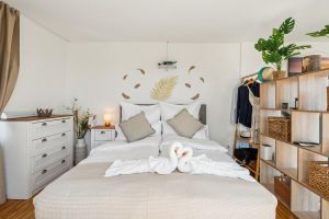 Image of Business I Family Apartment I 1-4 Personen - Aare Blick, nahe Altstadt I Beamer - 99" Leinwand I Terrassen Lounge und Parkplatz