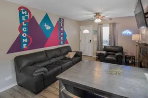 Image of Cozy upper unit great for family visiting Zoo medica campus and downtown