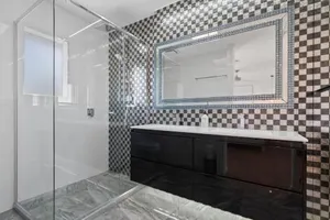 Image of 4 bedroom fabulous home on canal