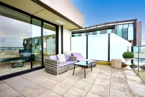 Image of Modern Quiet 1 & 2 Bed Apt Opposite Albert Park