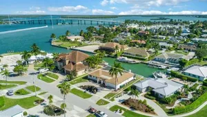 Image of ELEVATED 955 - Spacious Family Riverfront home 4 Bedrooms