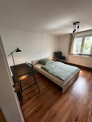 Image of Einfaches Haus mit Privatzimmern und Gemeinschaftsräumen