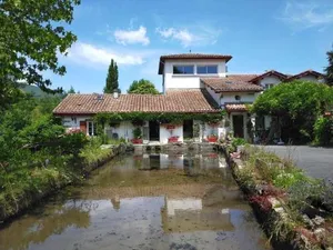 Image of Eyhera Perkain