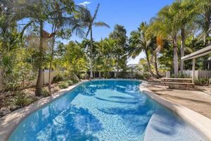 Image of Stylish Townhouse, private courtyard walk to beach