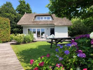 Image of Idyllic Lakehouse - dog is welcome fenced garden
