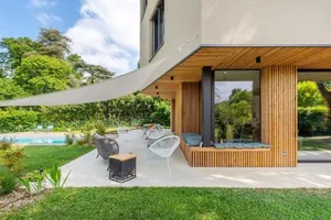 Image of Souvenirs architect's house with pool and garden