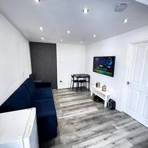 Image of Cosy London Base 1 Bedroom Sofa Bed Sleeps 4 and Free Parking