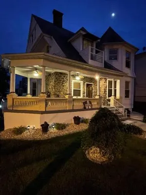Image of Lovely Victorian Home with Bed and Breakfast Energy