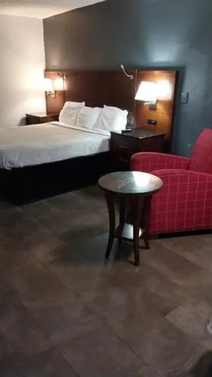 Image of Queen Bed Hotel Suite 127
