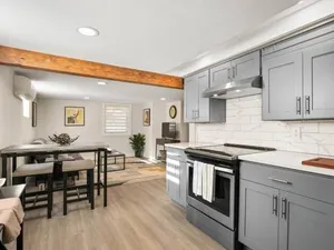 Image of Elegant Richmond Gem nestled up to Hawthorne Blvd.
