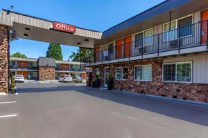 Image of Econo Lodge Inn and Suites Hillsboro - Portland West
