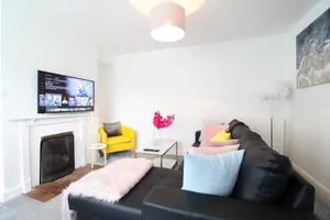 Image of Virexxa Aylesbury Centre - Deluxe Suite - 3Bed House with Free Parking