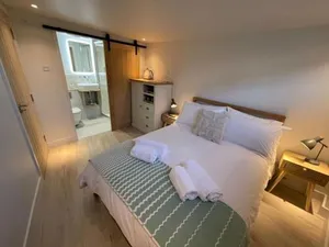 Image of Self contained double bedroom with ensuite, private entrance, free parking , 5 min walk to beach