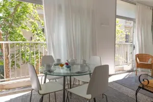 Image of GRAND APPARTEMENT LUMINEUX POUR 2 à 4 PERSONNES A AVIGNON INTRA-MUROS WiFI GRATUIT