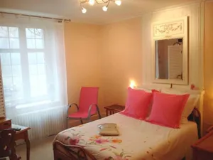 Image of Chambre lumineuse avec espaces communs et court de tennis à Aydoilles - FR-1-589-713