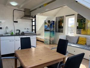 Image of Zolderstudio dichtbij Goffert met eigen badkamer en WC, eigen keuken, eigen ingang