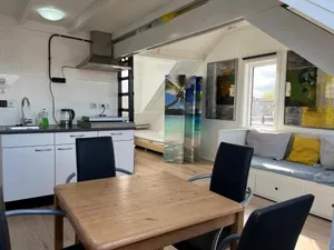 Image of Zolderstudio dichtbij Goffert met eigen badkamer en WC, eigen keuken, eigen ingang