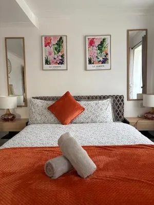 Image of Luton Lodge - Newly Renovated Ideal for Short Stay, Close to Airport Train Station, Free Parking off street , Luxury Comfort in Low Price