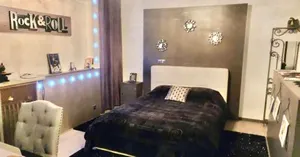 Image of L'Entrée des Artistes Chambre avec terrasse et salle de bain- LAVALOC