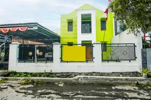 Image of SPOT ON 91606 Nadin Guest House Syariah