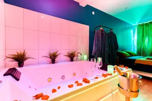 Image of Narbnb - EDEN SUITE - Jacuzzi - Parking - Clim