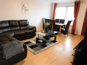 Image of 2 bed Apt on Quiet Cul-de-Sac, Fab Location