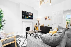 Image of Stylish 3 Bedroom House - 6 Guests - Garden - Parking - Netflix - Wifi - 17M