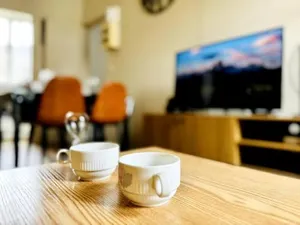 Image of Le Saint - BEST KEYS - 3 Chambres Séparées - Idéal Pro & Famille - Patio Privé - Proche Centre Ville - Smart TV - WiFi Fibre - Check-in Autonome - Parking Facile & Gratuit