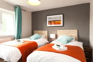 Image of Comfortable Contractor House Gatwick: sleeps 6+