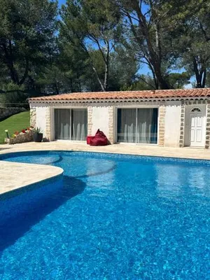 Image of Jolie maison avec vue sur piscine