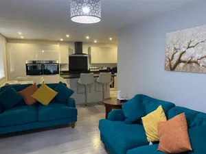 Image of Modern 2 bedroom flat with Sky TV & free parking