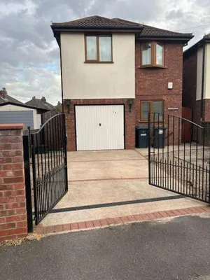 Image of Entire -4 Bedrooms Detached House with Driveway